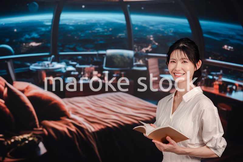 宇宙船で優雅に過ごす若い女性