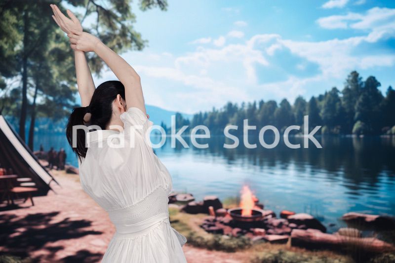 アウトドアを楽しむ若い女性