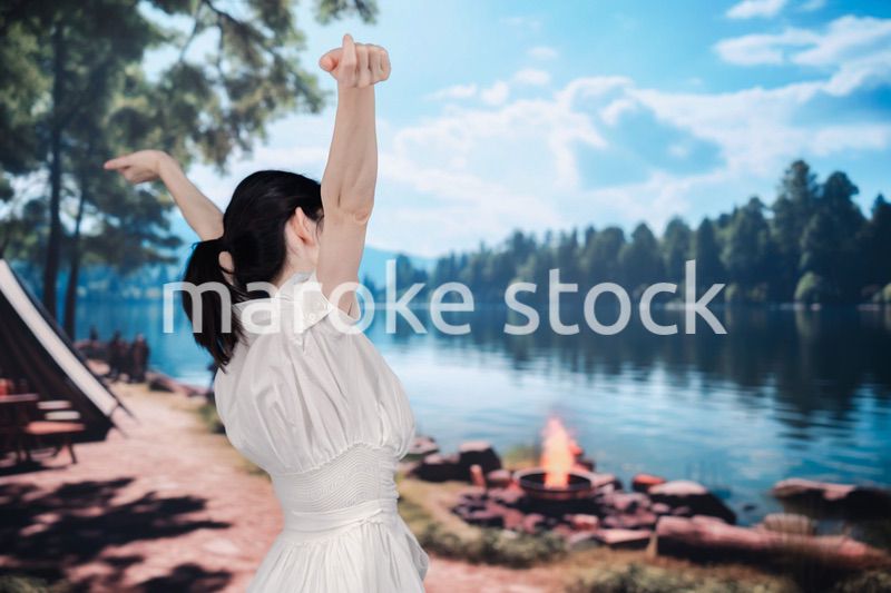 アウトドアを楽しむ若い女性