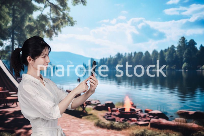 アウトドアを楽しむ若い女性