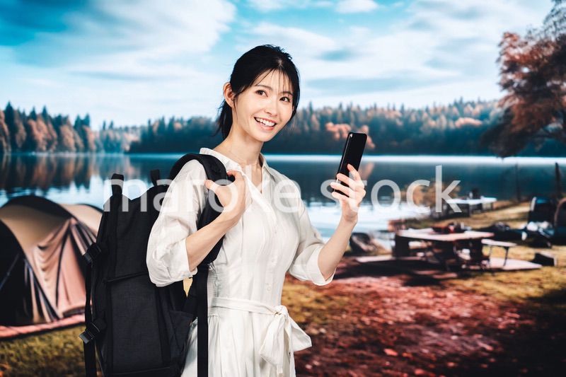 アウトドアを楽しむ若い女性