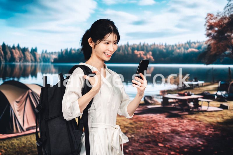 アウトドアを楽しむ若い女性