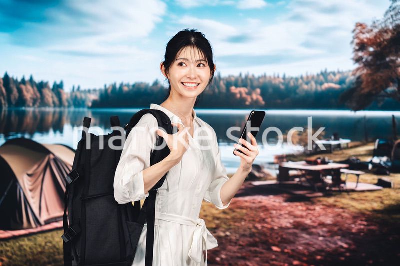 アウトドアを楽しむ若い女性