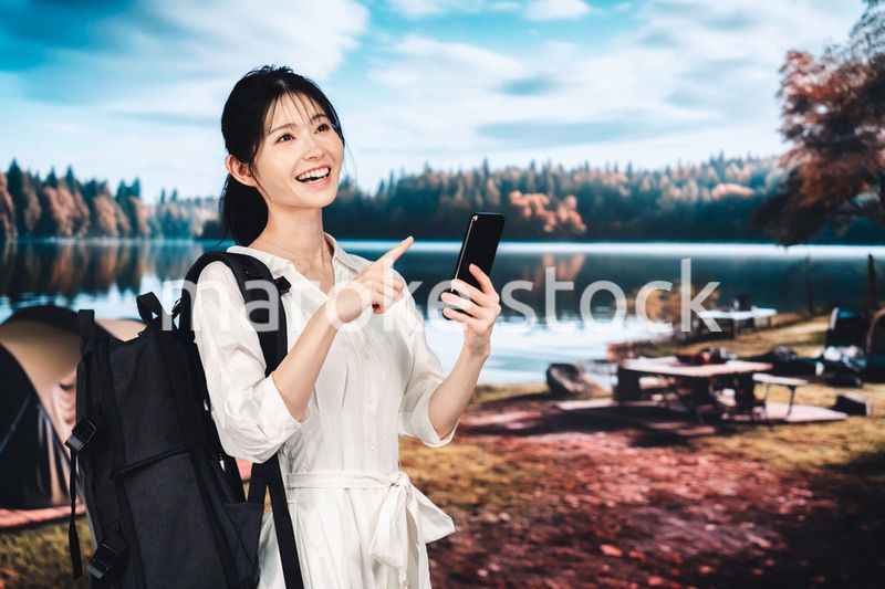 アウトドアを楽しむ若い女性