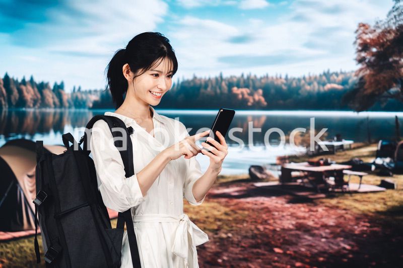 アウトドアを楽しむ若い女性