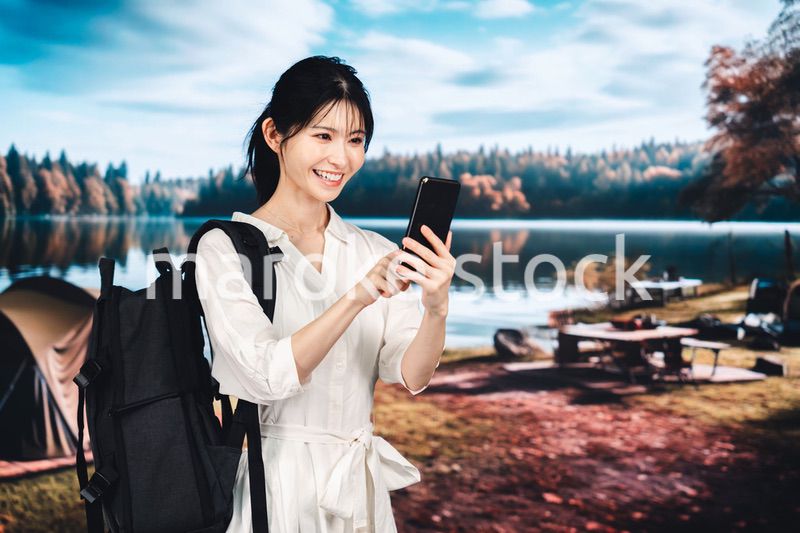 アウトドアを楽しむ若い女性