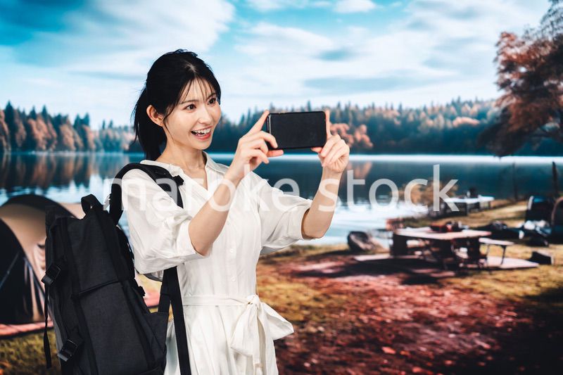 アウトドアを楽しむ若い女性