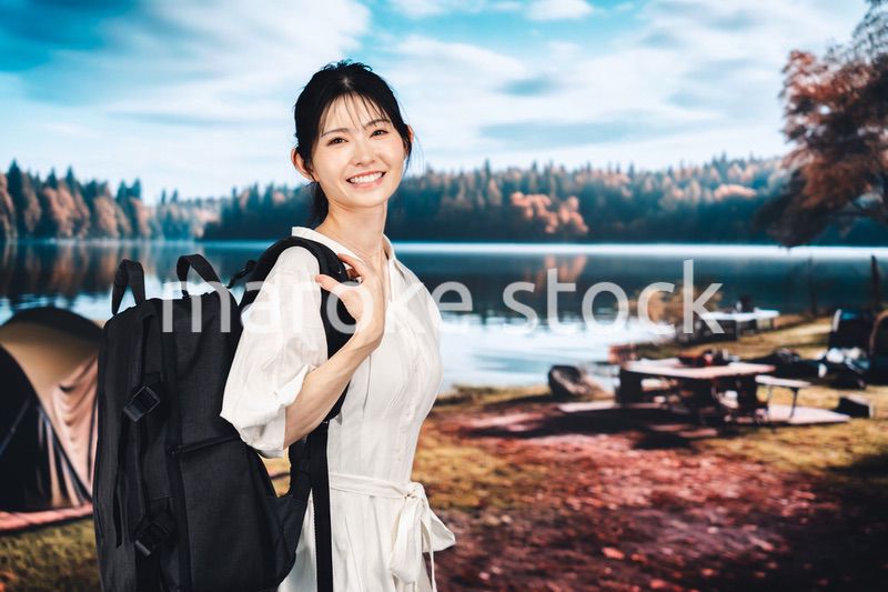 アウトドアを楽しむ若い女性