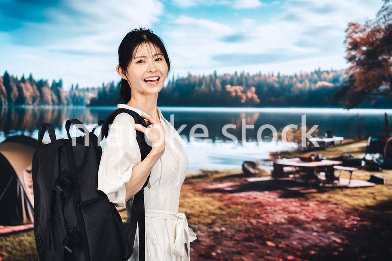 アウトドアを楽しむ若い女性