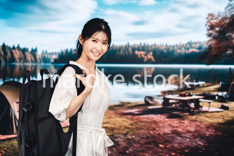 アウトドアを楽しむ若い女性