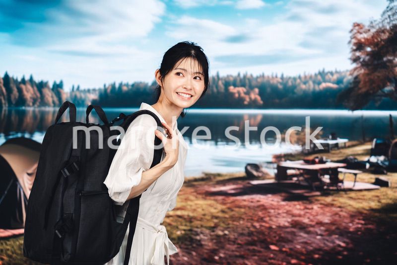 アウトドアを楽しむ若い女性