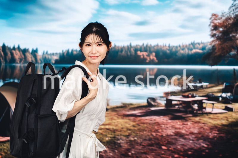 アウトドアを楽しむ若い女性