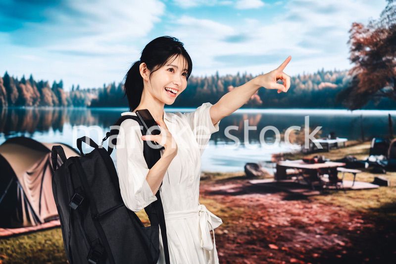 アウトドアを楽しむ若い女性