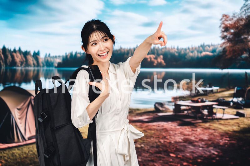 アウトドアを楽しむ若い女性