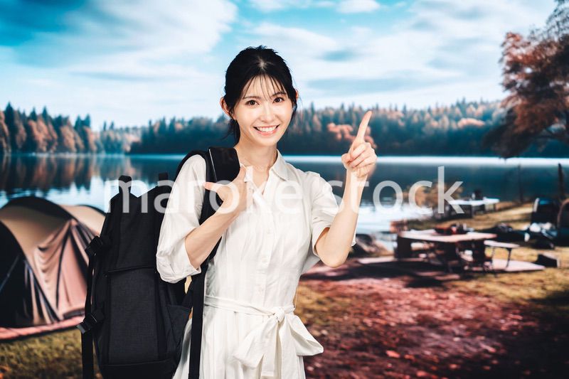 アウトドアを楽しむ若い女性