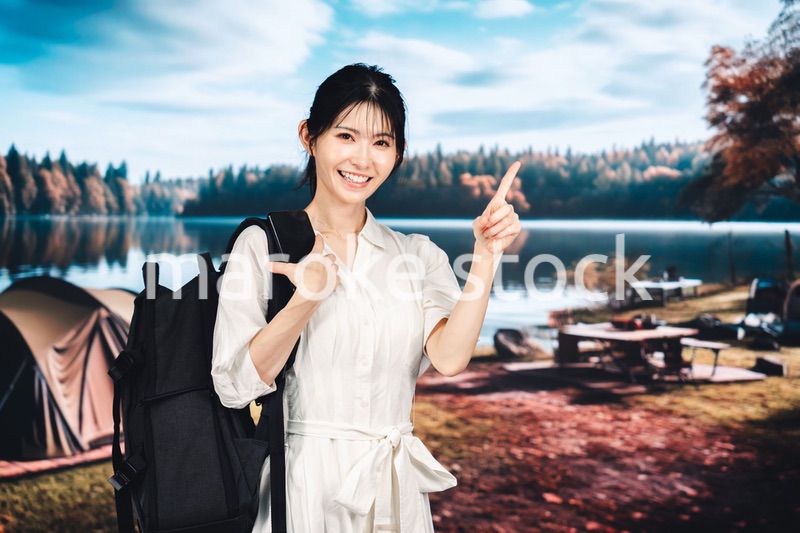 アウトドアを楽しむ若い女性