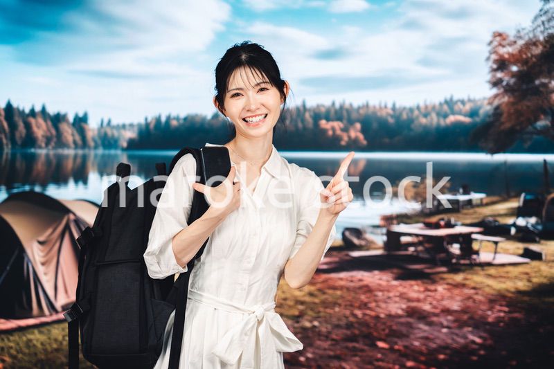 アウトドアを楽しむ若い女性