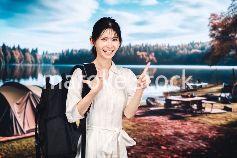 アウトドアを楽しむ若い女性