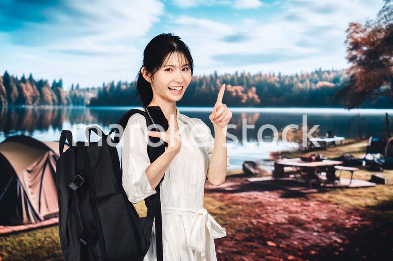 アウトドアを楽しむ若い女性