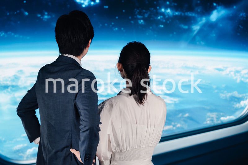 宇宙旅行をする若い夫婦