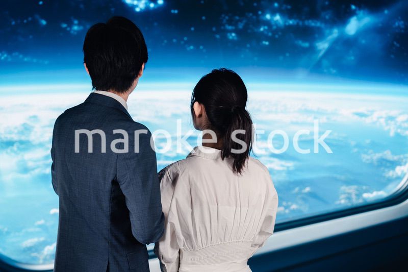 宇宙旅行をする若い夫婦