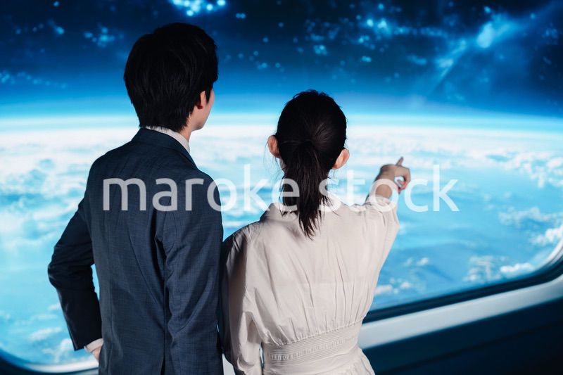 宇宙旅行をする若い夫婦
