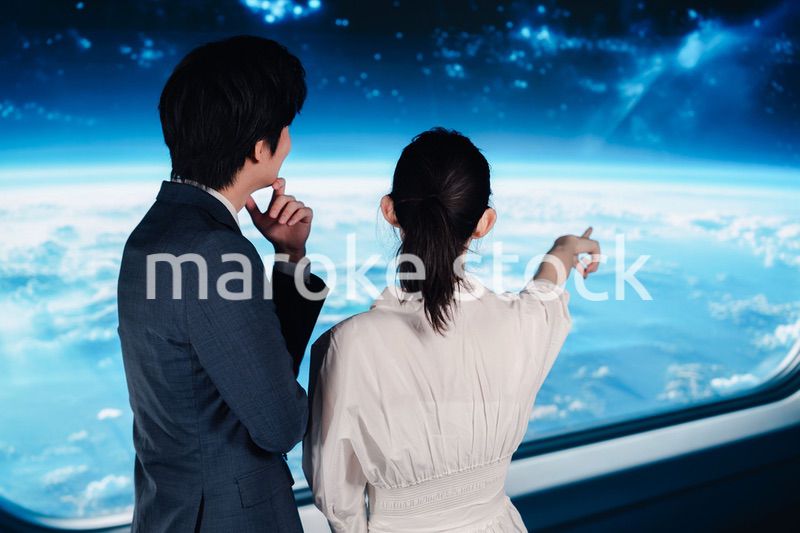 宇宙旅行をする若い夫婦