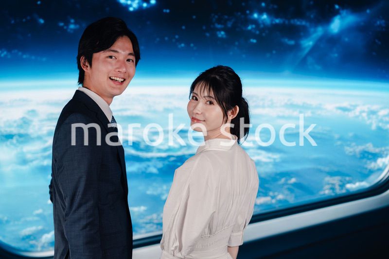 宇宙旅行をする若い夫婦