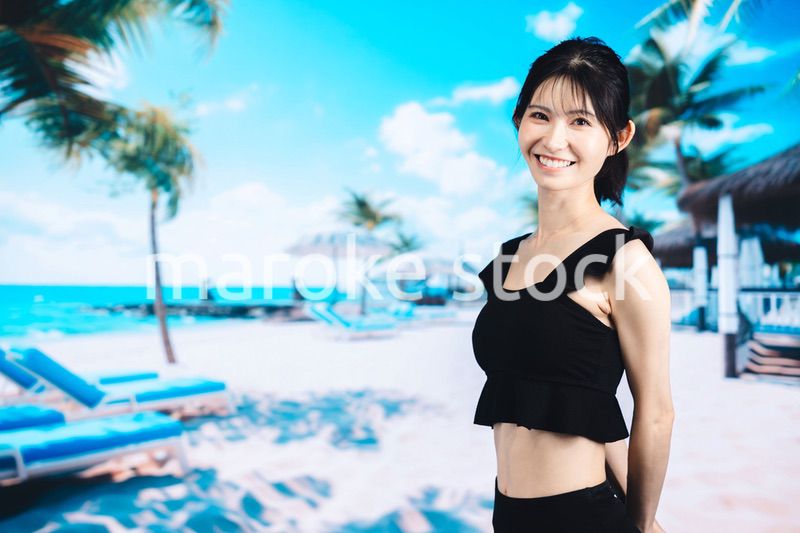 ビーチで夏を楽しむ若い女性