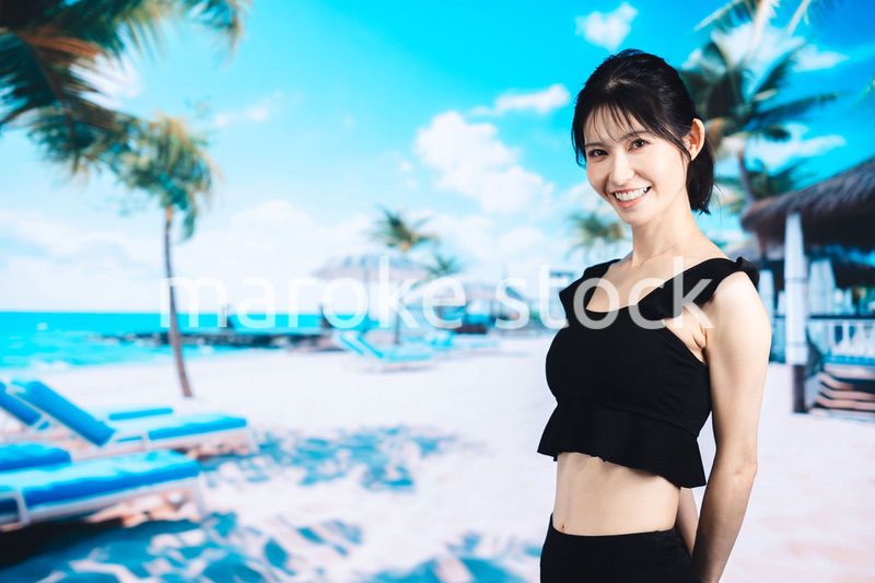 ビーチで夏を楽しむ若い女性