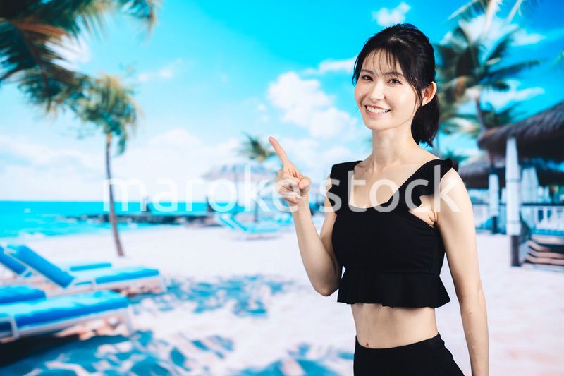 ビーチで夏を楽しむ若い女性