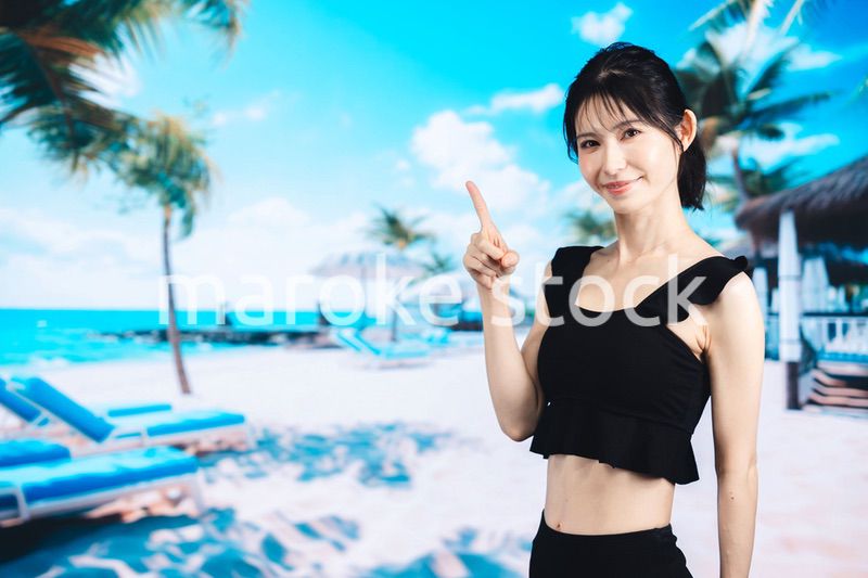 ビーチで夏を楽しむ若い女性