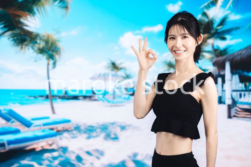 ビーチで夏を楽しむ若い女性