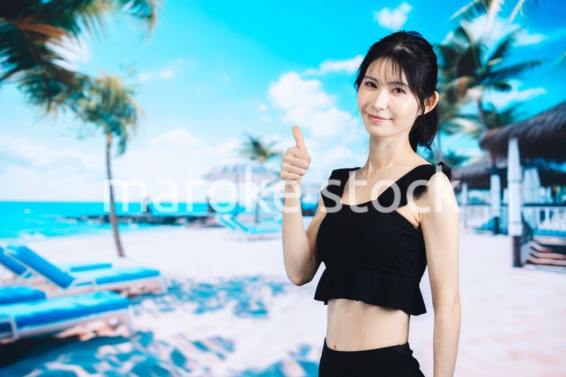 ビーチで夏を楽しむ若い女性