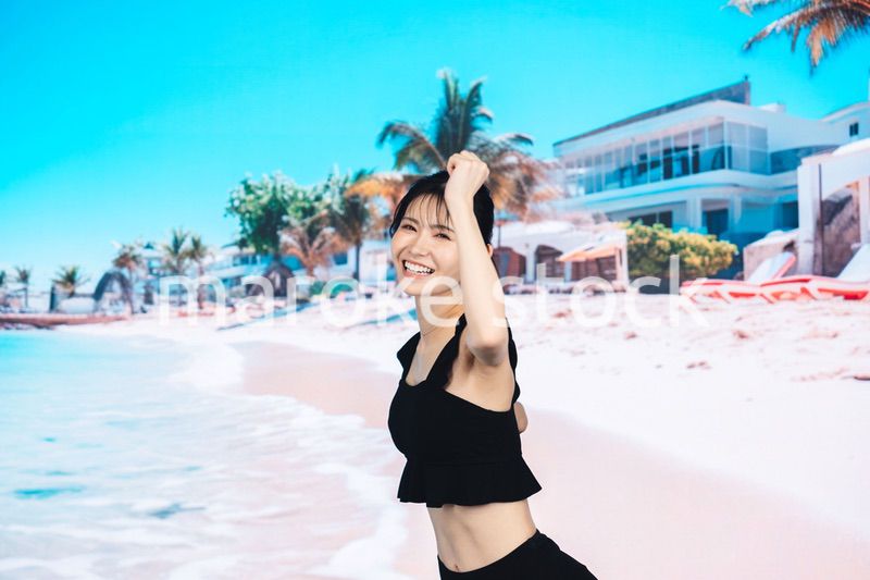 ビーチでハイテンションの若い女性