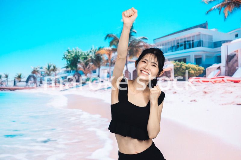 ビーチでハイテンションの若い女性