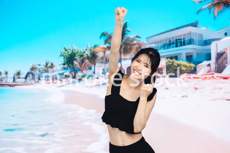 ビーチでハイテンションの若い女性