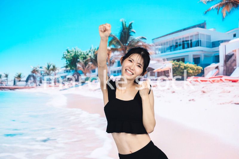 ビーチでハイテンションの若い女性