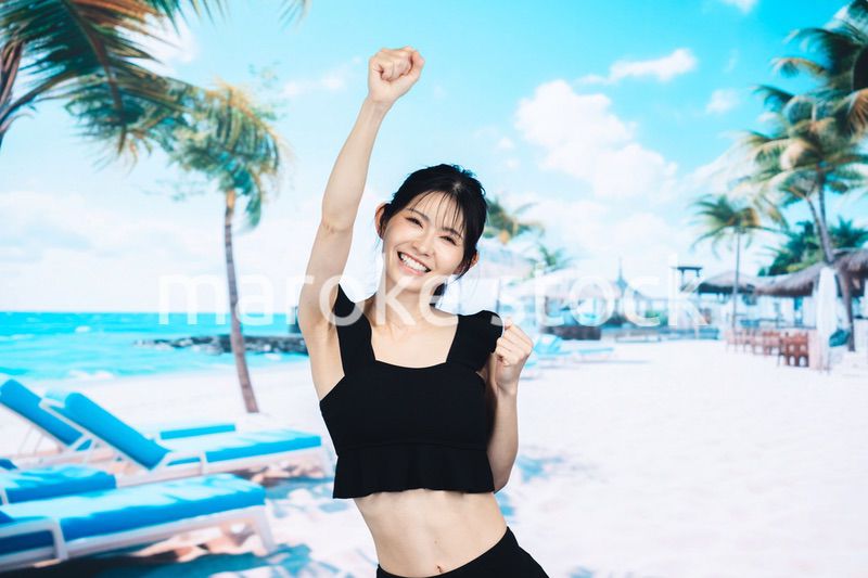 ビーチでハイテンションの若い女性