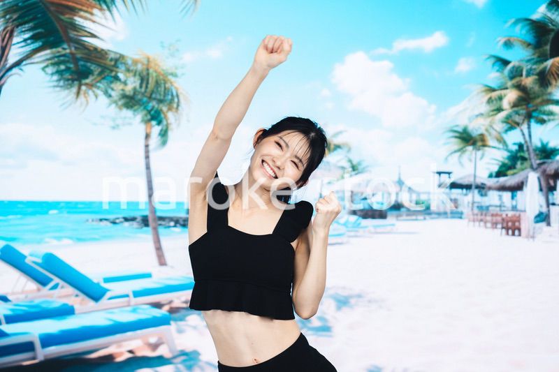 ビーチでハイテンションの若い女性