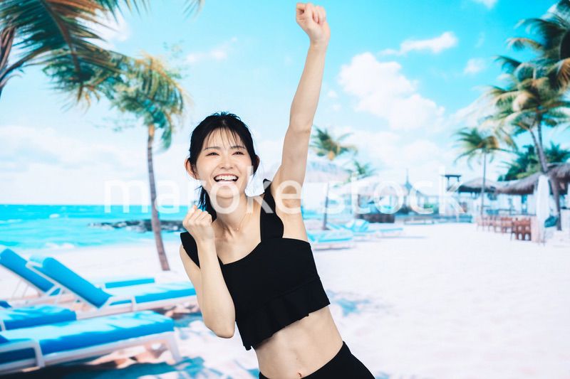 ビーチでハイテンションの若い女性