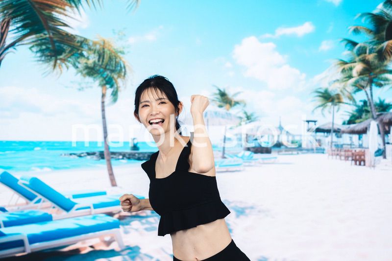 ビーチでハイテンションの若い女性