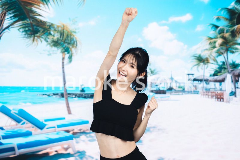 ビーチでハイテンションの若い女性