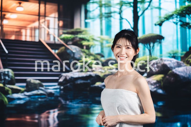 温泉でリラックスする若い女性