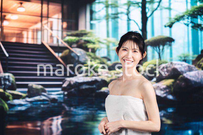 温泉でリラックスをする女性