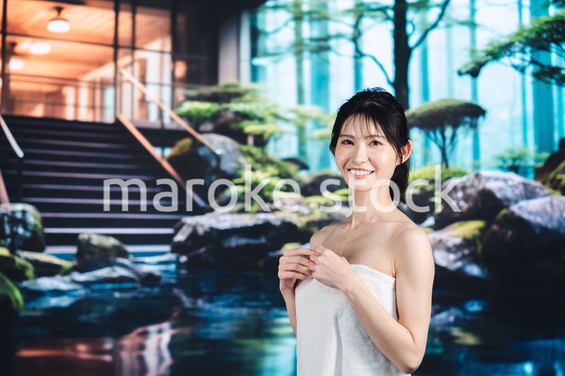 温泉でリラックスする若い女性