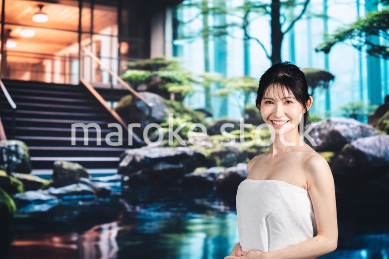 温泉でリラックスする若い女性