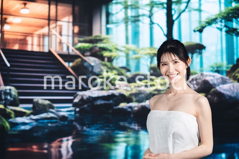 温泉でリラックスをする女性