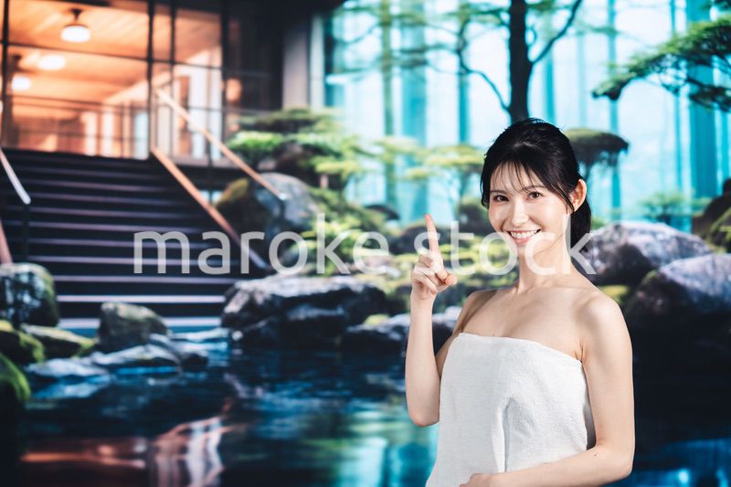 温泉でリラックスをする女性