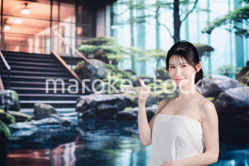 温泉を楽しむ若い女性